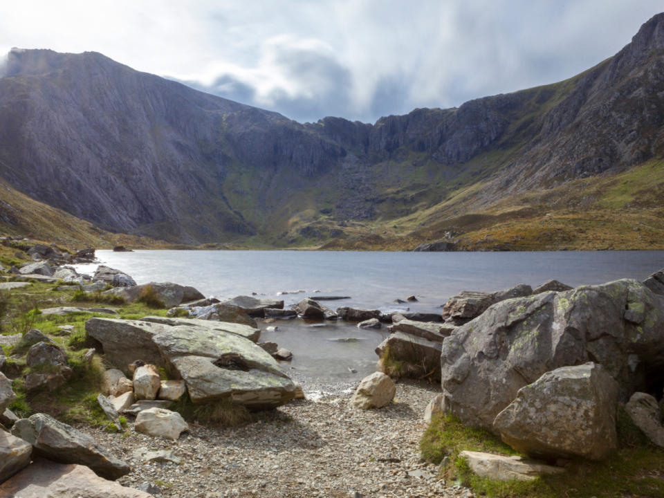 Nach der Besichtigung des Schlosses lohnt sich auf jeden Fall ein Abstecher in den "Snowdonia National Park". Wunderschön sind die verträumten Seen umgeben von Bergketten. (Bild-Copyright: ddp images/robertharding/Charlie)