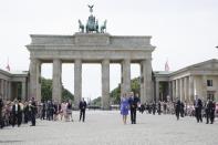 <p>Herzogin Catherine und Prinz William winken den wartenden Fans am Brandenburger Tor und den anwesenden Fotografen zu. (Bild: Getty Images) </p>