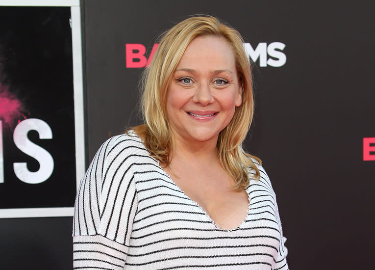 <p>In der vierten Staffel stieß Nicole Sullivan zum Cast von ‘King of Queens’, zu dem sie vier Staffeln lang als Hundesitterin Holly Shumpert gehörte, die von Carrie und Doug engagiert wurde, um mit Arthur spazieren zu gehen. Heute ist die Blondine unter anderem in den Serien ‘Disjointed’ und ‘Black-ish’ zu sehen.<br>(Foto: WENN) </p>