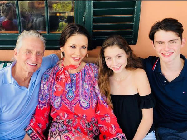 <p>Sur cette photo postée le jour de Thanksgiving, l’actrice pose avec son mari Michael Douglas et leurs deux enfants, Dylan et Carys.<br> Crédit photo : Instagram Catherine Zeta-Jones </p>