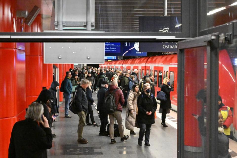 After the warning strike in rail and air traffic, many passengers were on the move in Bavaria, Munich, on March 28, 2023.<span class="copyright">Felix Hörhager—Getty Images</span>