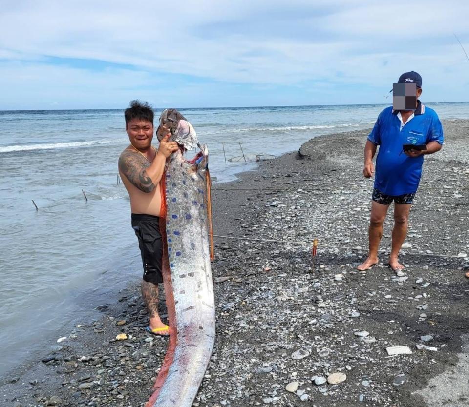 林姓男子開心與地震魚拍照。（圖／民眾提供）