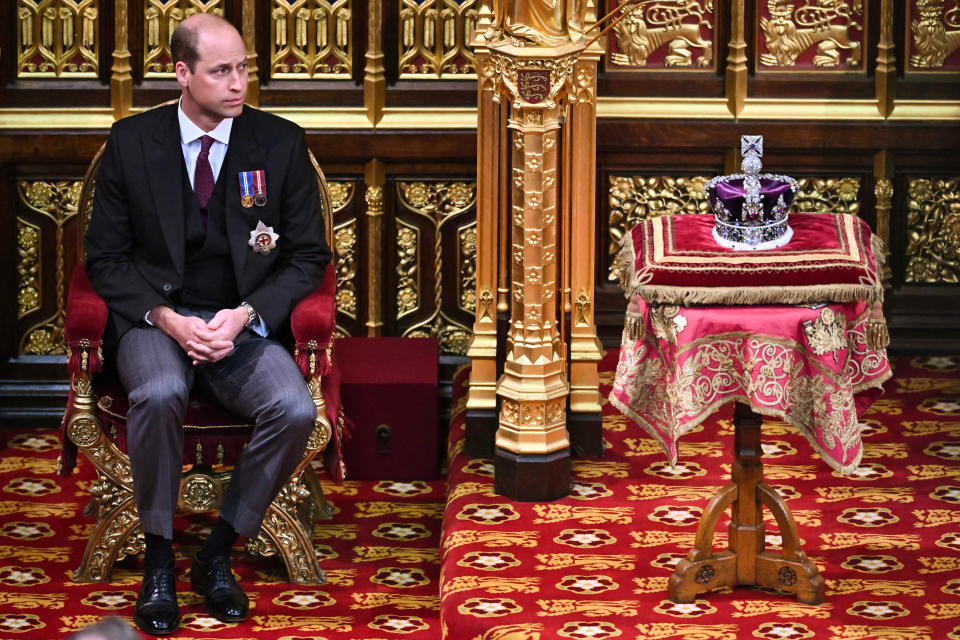 ARCHIVO - El príncipe Guillermo de Gran Bretaña se sienta junto a la Corona del Estado Imperial en la Cámara de los Lores, durante la Apertura Estatal del Parlamento, el 10 de mayo de 2022 en Londres. (Ben Stansall/Pool Photo vía AP, archivo)