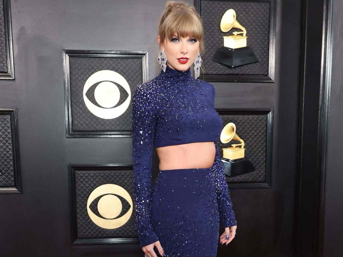 Taylor Swift Rocks a Sexy Sports Bra - Yahoo Sports