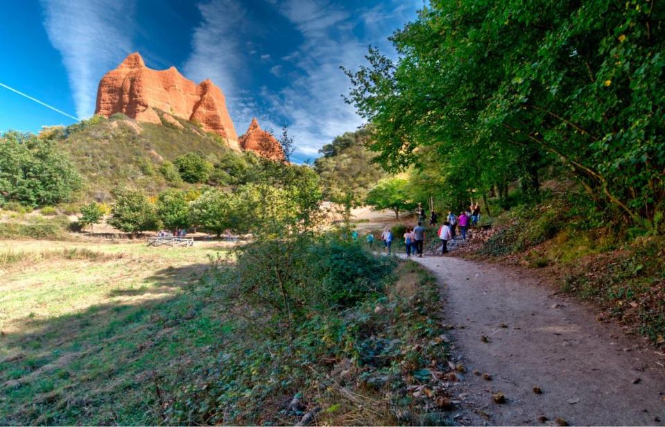 Las Médulas, en la provincia de León, cuentan con un paisaje fuera de este mundo: montañas erosionadas y colores de fuego, imponente testimonio del legado de la minería de oro romana.