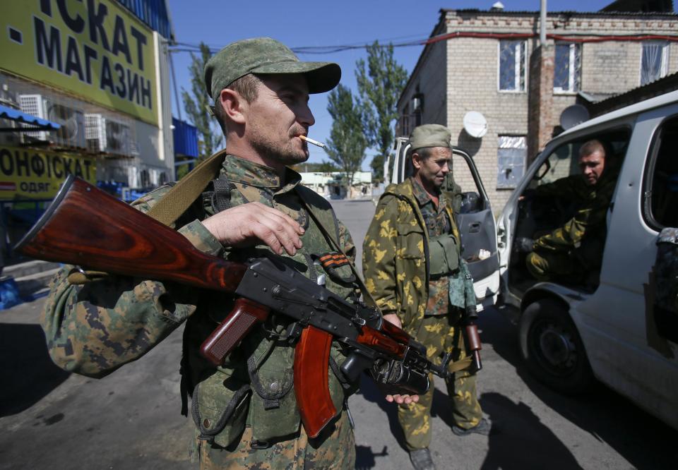 Pro-Russian separatists talk as they guard the area at a check point on the outskirts of Donetsk September 6, 2014. An uneasy calm prevailed in eastern Ukraine on Saturday after Ukrainian forces and pro-Russian separatists signed a ceasefire as part of a drive to end a war that has triggered a deep crisis in relations between Russia and the West. REUTERS/Maxim Shemetov (UKRAINE - Tags: POLITICS CIVIL UNREST CONFLICT MILITARY TPX IMAGES OF THE DAY)