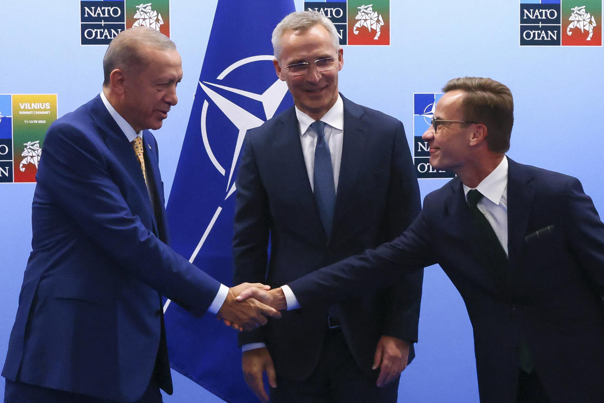 Otan : la Turquie soutient l’adhésion de la Suède, une décision historique (Photo d’Erdogan serrant la main au premier ministre suédois devant Jen Stoltenberg le 10 juillet 2023) 