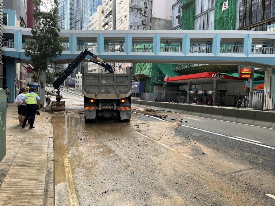 有泥頭車清理現場沙泥。圖：民建聯朱立威 fb