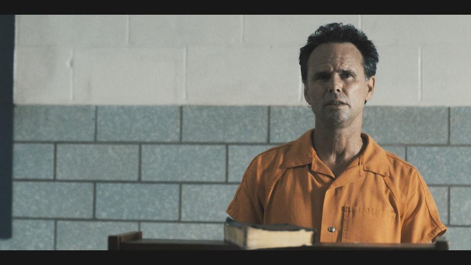 walton goggins as boyd crowder in orange prison jumpsuit with bible justified city primeval finale