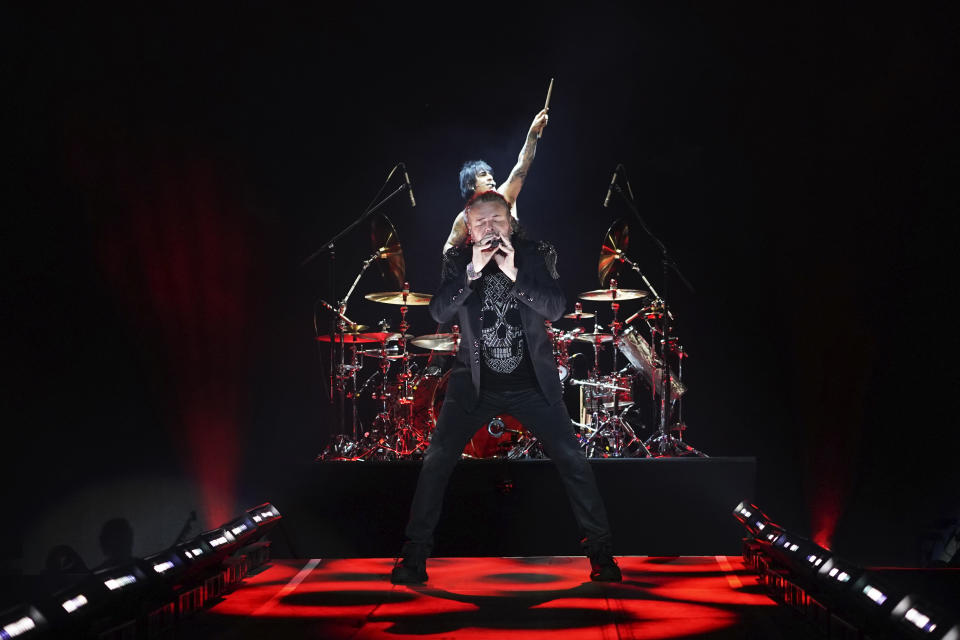 Fher Olvera, cantante de la banda mexicana de pop rock Maná durante su concierto en el Foro Sol de la Ciudad de México el 12 de noviembre de 2022. (Foto AP/Marco Ugarte)