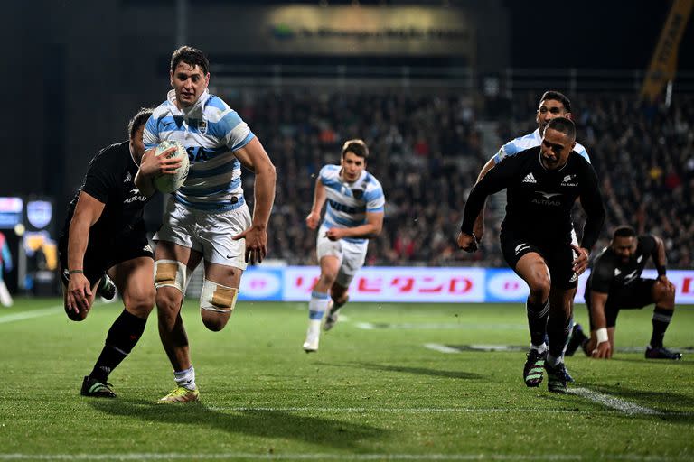 Imponente: Juan Martin Gonzalez rumbo al try ante los All Blacks, en Christchurch