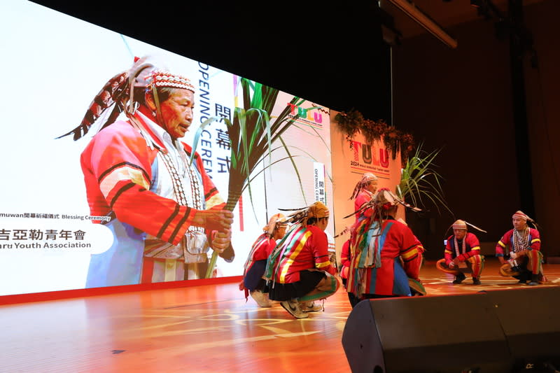 世界原住民族旅遊高峰會開幕祈福 第3屆世界原住民族旅遊高峰會16日在高雄展覽館開 幕，由部落耆老帶領達吉亞勒青年會為活動祈福。 中央社記者張已亷攝  113年4月16日 