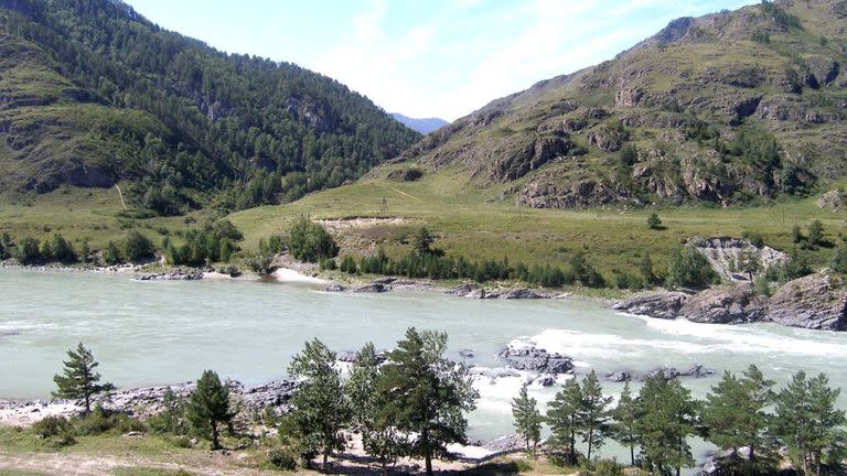 Vista de la cueva Nizhnetytkesken en Altai, Rusia, donde fueron hallados los restos del chamán misterioso.