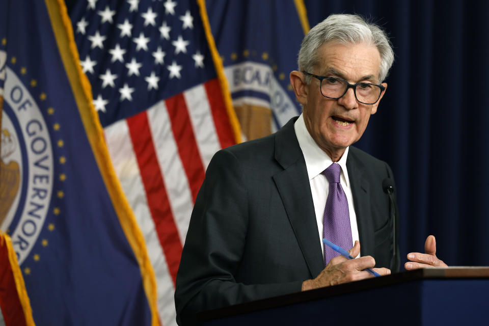 WASHINGTON, DC – 20. MÄRZ: Jerome Powell, Vorsitzender der US-Notenbank, spricht während einer Pressekonferenz im William McChesney Martin Building der Bank am 20. März 2024 in Washington, DC.  Im Anschluss an die Sitzung des Offenmarktausschusses der Federal Reserve gab Powell bekannt, dass die Fed die Zinssätze unverändert bei etwa 5,3 % belassen habe, deutete jedoch an, dass sie die Zinsen später in diesem Jahr möglicherweise dreimal senken werde, da die Inflation zurückgeht.  (Foto von Chip Somodevilla/Getty Images)