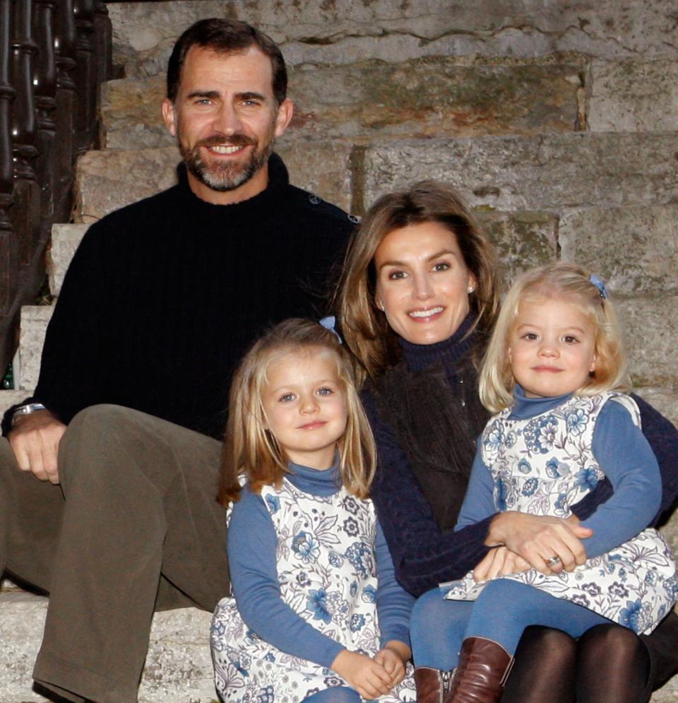 Vestidas igual, algo que hemos visto en otras fotografías, así aparecieron las hijas de Felipe VI y Letizia en la felicitación navideña de 2009. En aquella ocasión Leonor y Sofía sí posaron junto a sus padres. (Foto: Casa de S.M. el Rey via Getty Images)