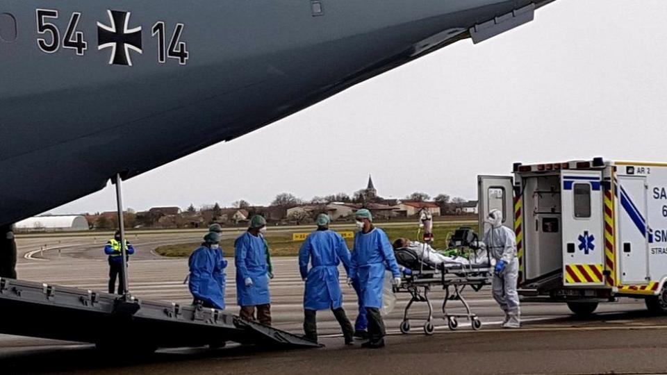 Avión de la fuerza aérea alemana con ayuda para Italia.