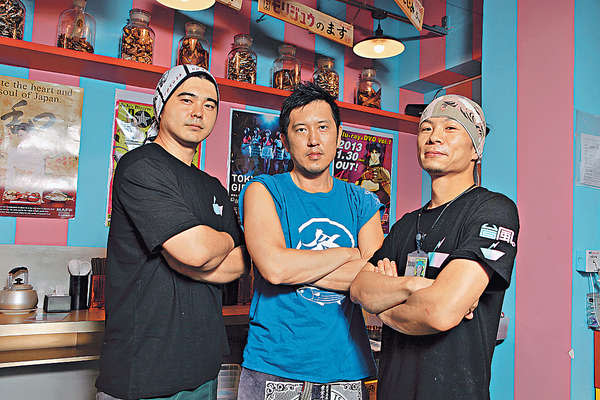（左起）師傅川村健人、董事伊東悠太及店長谷津達觀三位日本人，一齊打造漁村風的拉麵店。