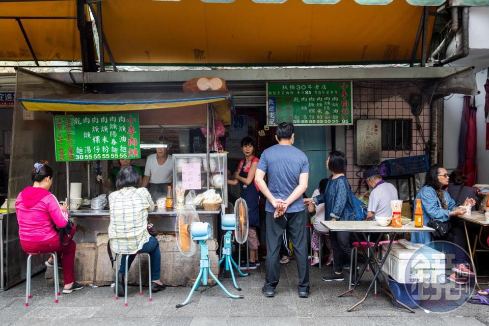 「小李肉羹」擺攤超過30年，連附近商家都很推薦。
