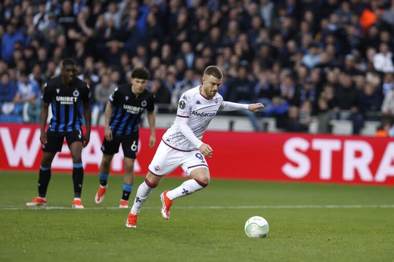 Lucas Beltrán se apresta a patear el penal que le dará la clasificación a Fiorentina a la final de la Conference League