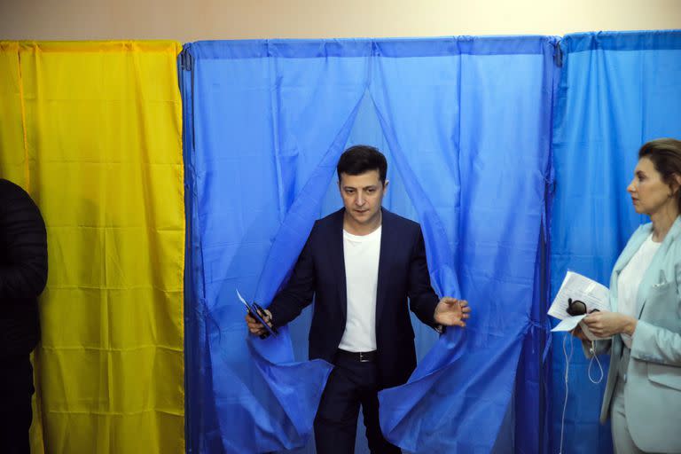 Volodimir Zelensky sale de una cabina del centro de votación el 21 de abril de 2019, cuando ganó la presidencia de Ucrania 