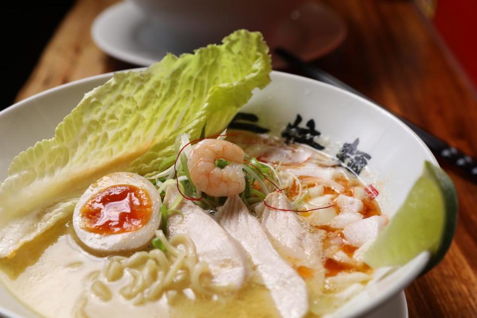 「蝦醬雞白湯」加入用櫻花蝦煉的蝦油提鮮，讓雞湯帶有濃郁蝦味。（219元／碗）