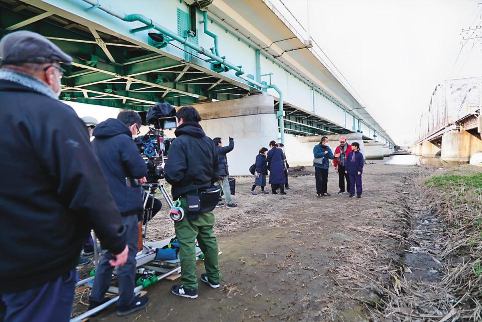 岸井雪乃（右起）、三浦友和在東京北部的荒川區拍攝時，與導演三宅唱現場討論。（光年映畫提供）