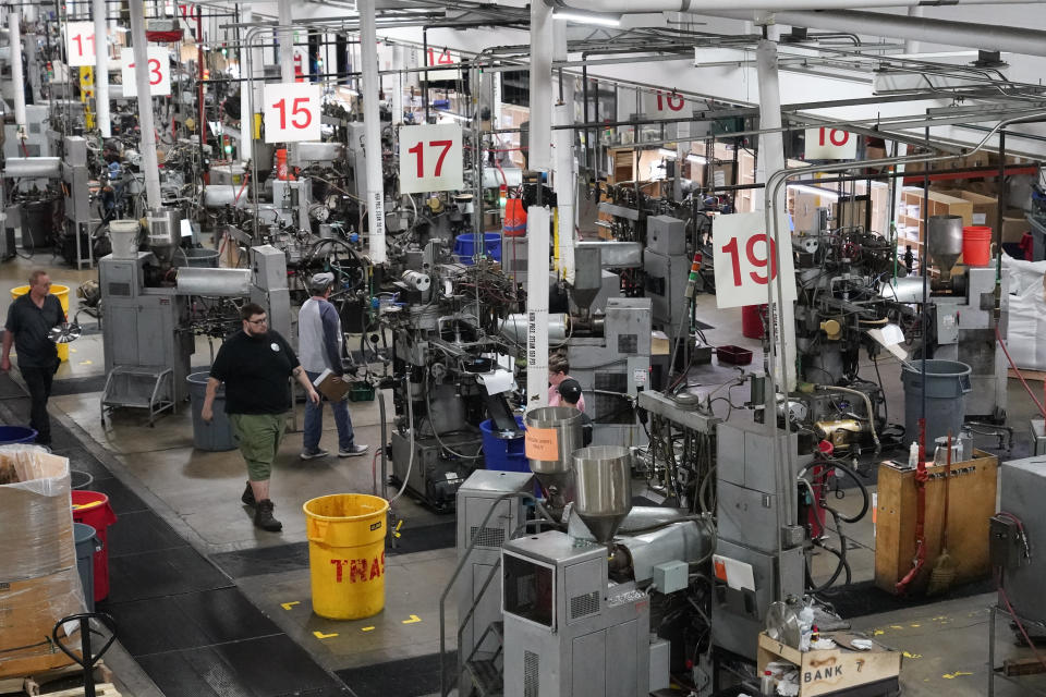 Trabajadores operan maquinaria de prensado de discos de vinilo en las instalaciones de United Record Pressing, el jueves 23 de junio de 2022 en Nashville, Tennessee. (Foto AP/Mark Humphrey)
