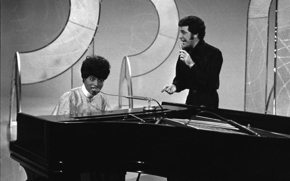 Tom Jones bekam schon bald eine eigene TV-Show und präsentierte zwischen 1969 und 1971 satte 65 Episoden von "This Is Tom Jones". Das britische Format wurde auch im US-Fernsehen ausgestrahlt. Unter anderem trat Jones, der zahllose erstklassige Stargäste empfing, auch mit Little Richard auf (Bild, 1970), einem seiner frühen Idole. (Bild: Donaldson Collection/Getty Images)