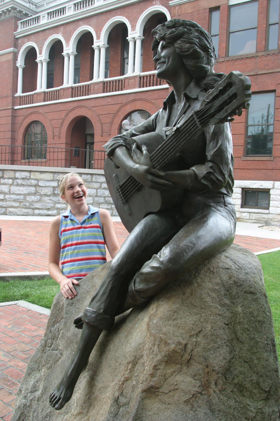 Mehr davon: Vor dem Sevier County Courthouse steht bereits eine Statue von Dolly Parton (Bild: Jeffrey Greenberg/Universal Images Group via Getty Images)