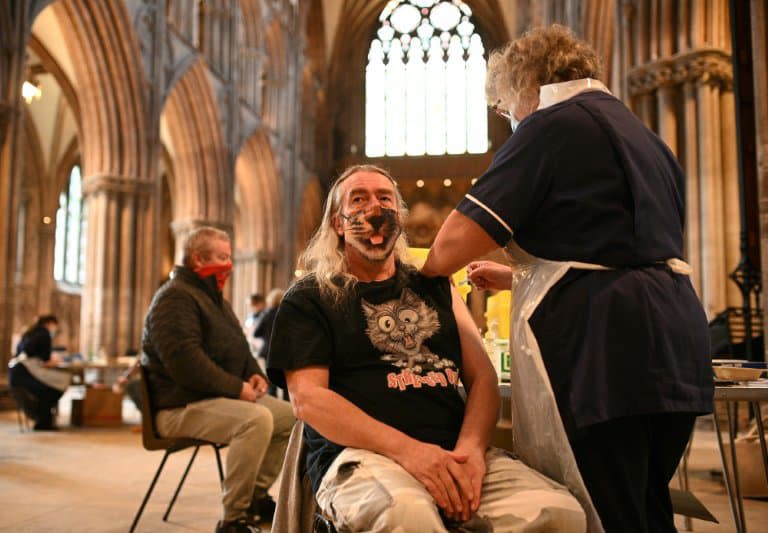 Un homme reçoit une injection du vaccin AstraZeneca/Oxford contre le Covid-19 dans la cathédrale de Lichfield au Royaume-Uni le 18 mars 2021 - Oli SCARFF © 2019 AFP