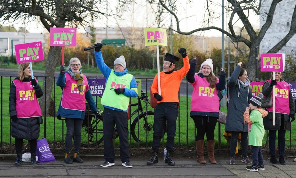 24 novembre 2022 : enseignants sur la ligne de piquetage devant l'école primaire Oxgangs à Édimbourg pour protester contre le salaire.  Les membres de l'Educational Institute of Scotland (EIS) ont quitté la première grève nationale sur les salaires depuis près de 40 ans, l'action des enseignants devant fermer la majorité des écoles à travers l'Ecosse (PA)