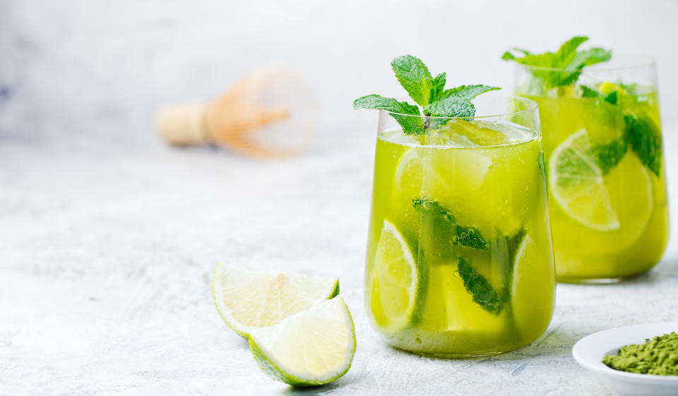 喝綠茶同時搭配維生素C效果更好，因為維生素C能助於提升兒茶素吸收，達到最佳抗氧化效果，像是橘子、芭樂就很適合跟綠茶一起搭配，如果不方便吃水果則可在綠茶中加入一些天然檸檬汁，訂飲料首先考慮無糖檸檬綠茶。