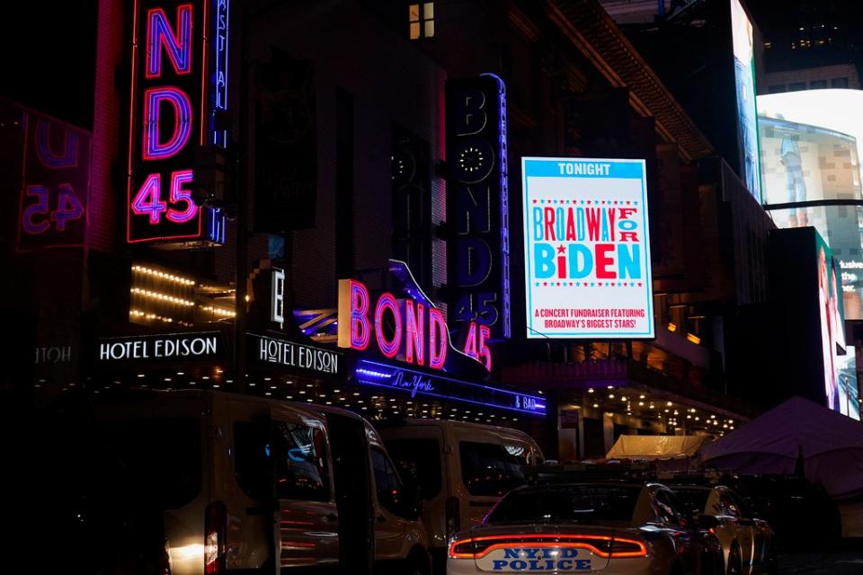 美國紐約百老匯的一家劇院，今年9月秀出支持總統拜登的標語。美聯社
