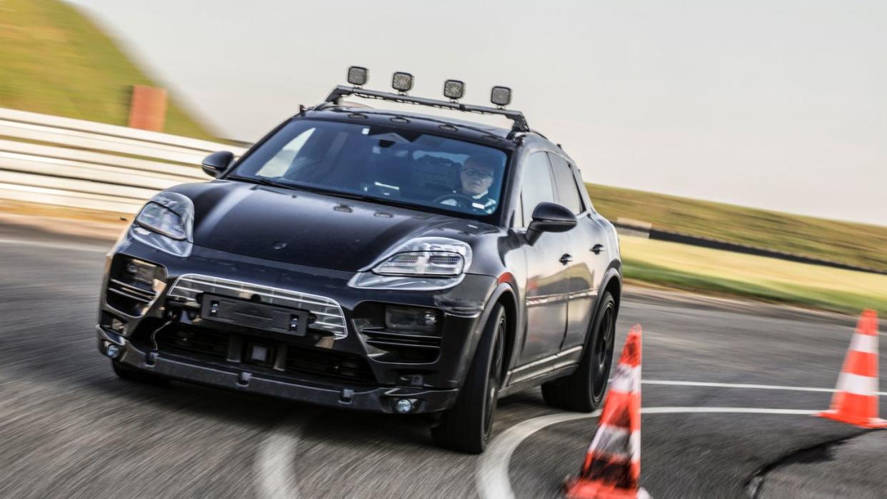 Porsche will 2023 die zweite Generation des Macan starten und spult mit Prototypen viele Testkilometer ab.