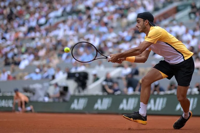 Cerúndolo midiéndose con Djokovic en el court Philippe-Chatrier 