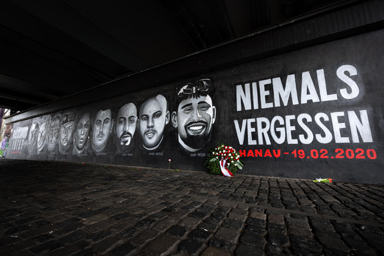 Unter der Friedensbruecke in Frankfurt erinnert ein 27 Meter langes Gedenk-Graffito an die Opfer des Anschlags in Hanau am 19. Februar 2020. - Copyright: picture alliance