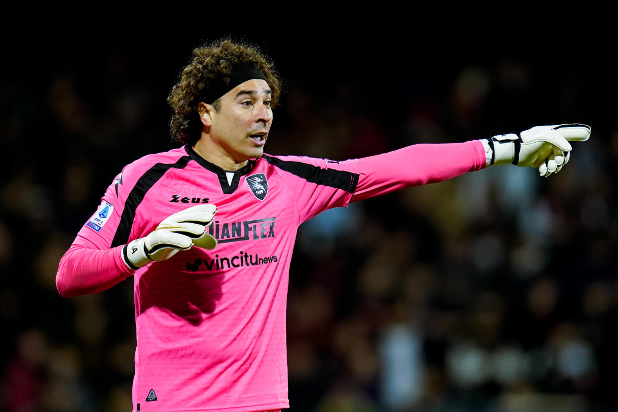 Guillermo Ochoa en un partido contra la Salernitana del 24 de febrero. (Giuseppe Maffia/NurPhoto via Getty Images)