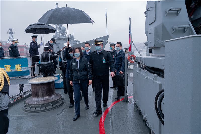  蔡英文今日前往基隆威海營區，冒著大雨登上濟陽級巡防艦「蘭陽艦」視察。（圖／總統府提供）