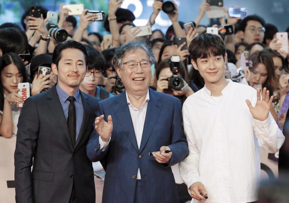 片中客串一角的崔宇植（右）在首爾首映上贏得粉絲瘋狂尖叫，鋒頭壓過史蒂文袁（左）、卞熙峰（中）。（東方IC）