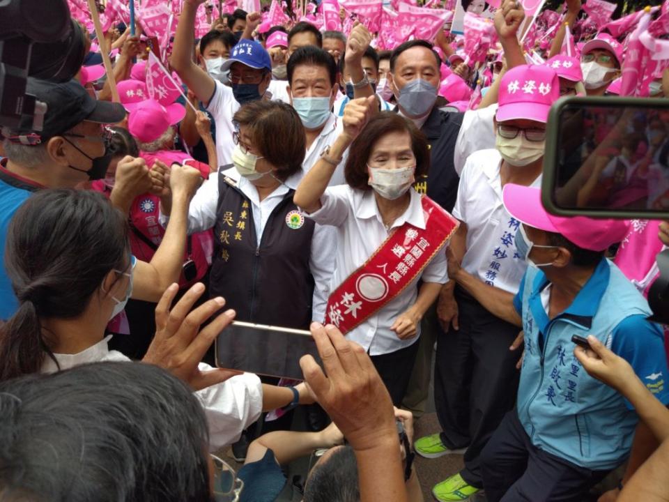 宜蘭縣長林姿妙一日登記競選連任，三千五百名支持者到場力挺，她從人群中走到演講台花了十五分鐘。（記者林坤瑋攝）