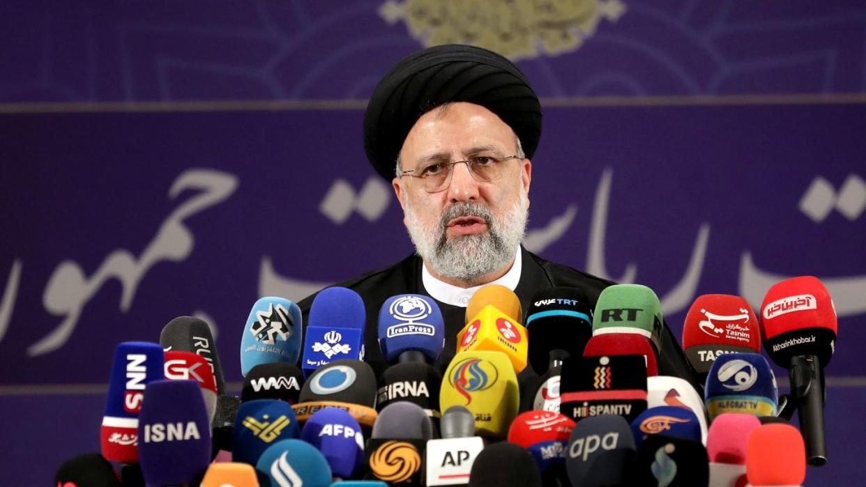 Ebrahim Raisi, Chef der Justizbehörde des Irans, spricht mit Pressevertretern nachdem er sich als Kandidat für die Präsidentschaftswahlen registriert hat.