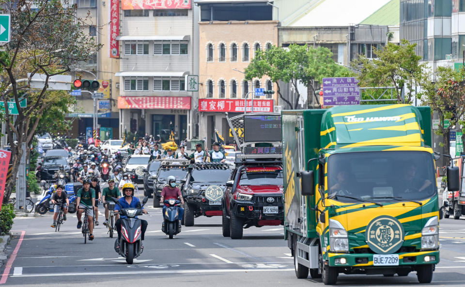 台鋼雄鷹30日在高雄市區車掃宣傳。圖 / 翻攝自台鋼雄鷹 TSG HAWKS官方粉絲專頁