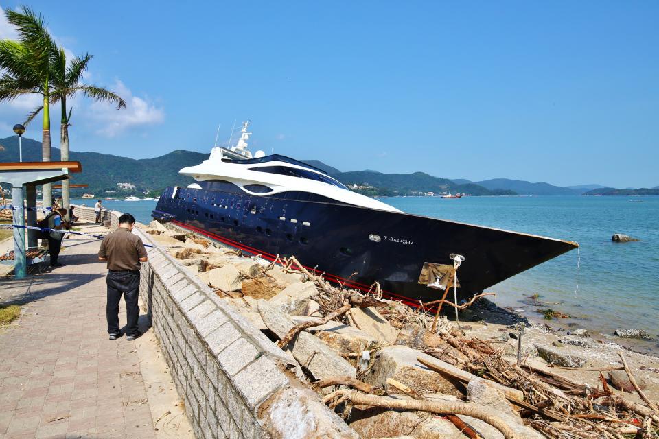 遊艇都被吹到岸邊，可以想像颱風山竹的威力有多大。 (Photo by: Avalon/PYMCA/Gonzales Photo/Fei Wong/Universal Images Group via Getty Images)