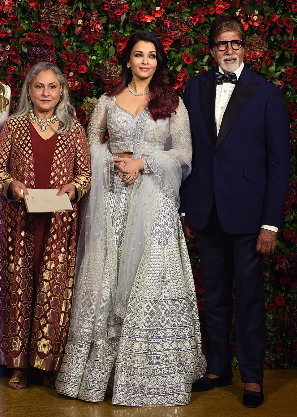 Indian Bollywood actors Jaya Bachchan (L), Aishwarya Rai Bachchan (C) and Amitabh Bachchan (R) pose for a picture during the wedding reception party of actors Ranveer Singh and Deepika Padukone in Mumbai late on December 1, 2018. (Photo by - / AFP)        (Photo credit should read -/AFP via Getty Images)