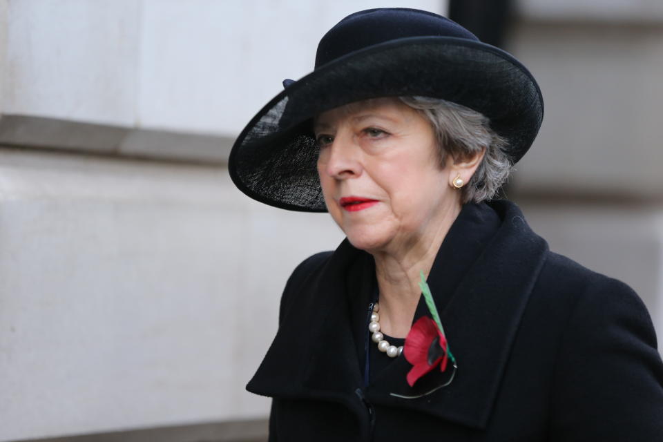 Theresa May, ex primera ministra de Reino Unido, cobra desde que dejara su cargo 115.000 libras al año (cerca de 130.000 euros). También tiene asegurada la protección de por vida por parte de la policía británica y cuenta con un coche con chófer.<br><br>Theresa May, ex primera ministra de Reino Unido. (Foto: Tayfun Salci / Anadolu Agency / Getty Images).