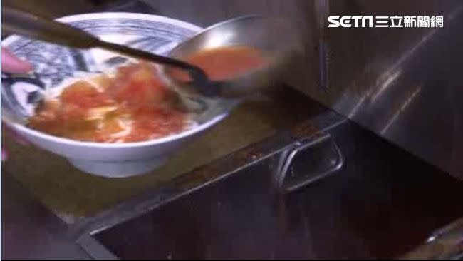 煮麵時加入茄汁鯖魚罐頭，能增添風味。（圖／資料照）