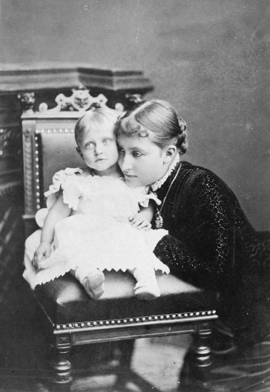 Carlota de Prusia junto a su hija
