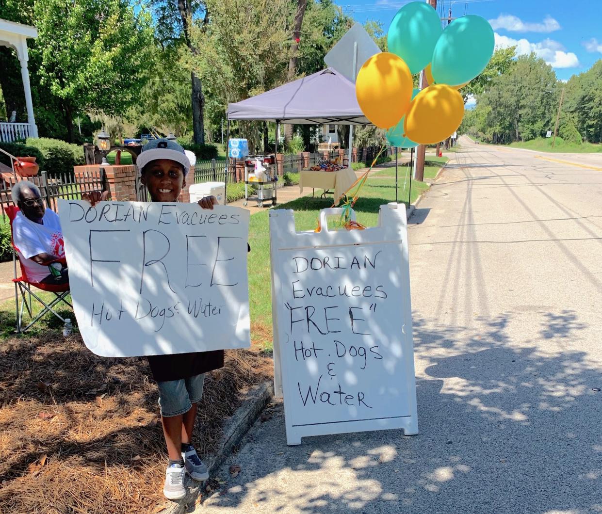 Jermaine Bell set up a stand on a major South Carolina highway to give out free food to Dorian evacuees. (Credit: Lauren Creech)