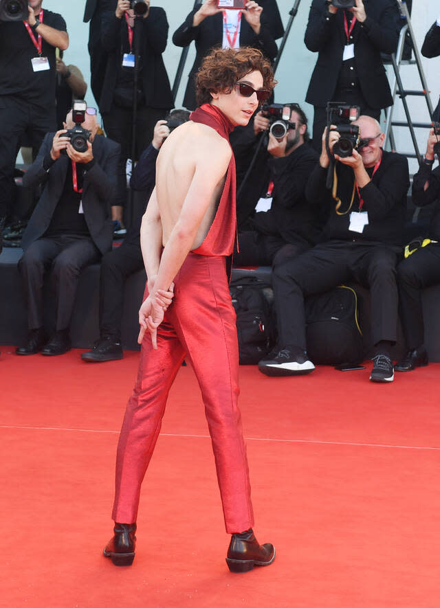 Welcher Mann kann schon Rücken frei tragen? Die Antwort: Timothée Chalamet. Er hat die Möglichkeiten des roten Teppichs für Männer neu definiert.