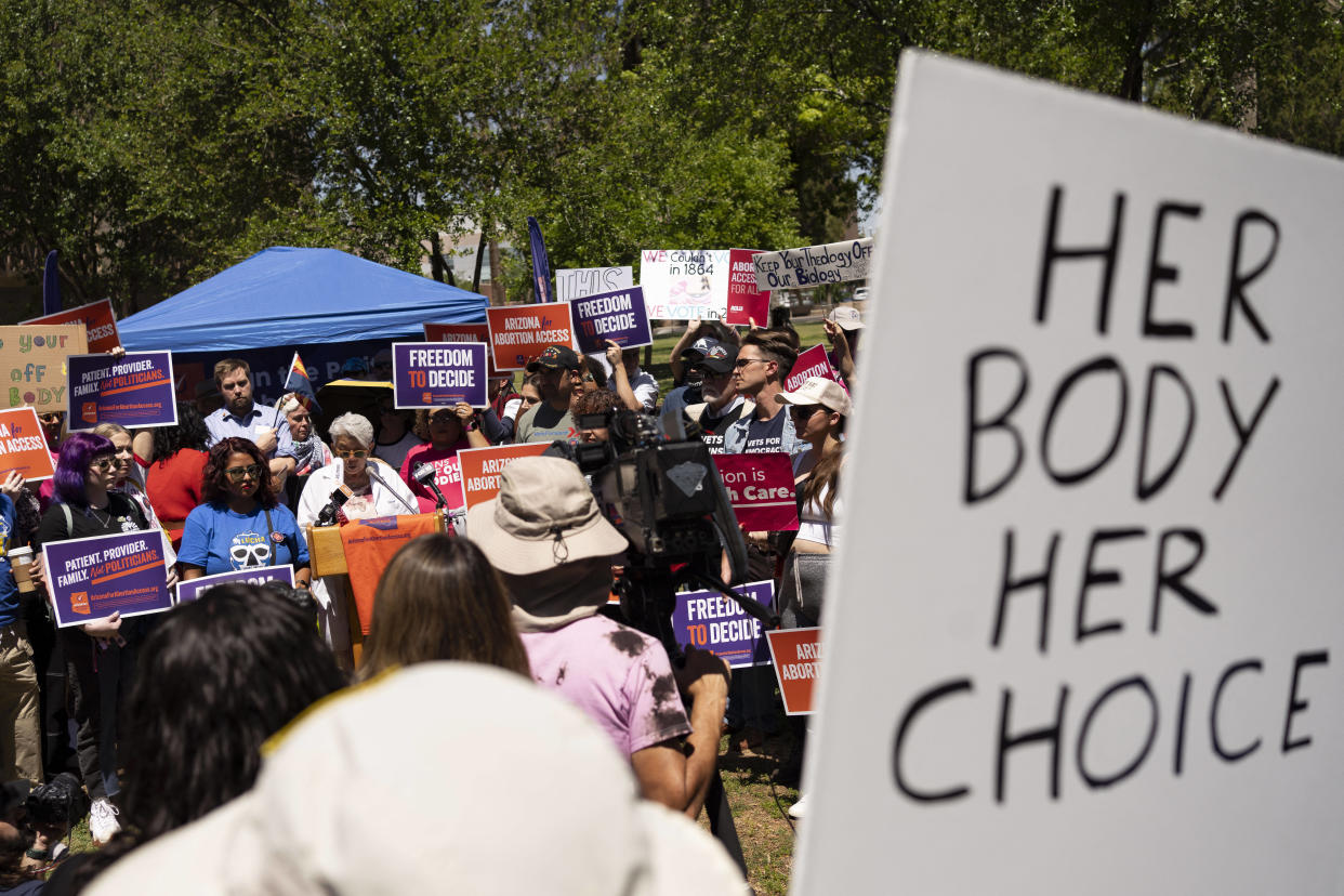 Photo d’une manifestation par des militants d’« Arizona for Abortion Access » le 17 avril.